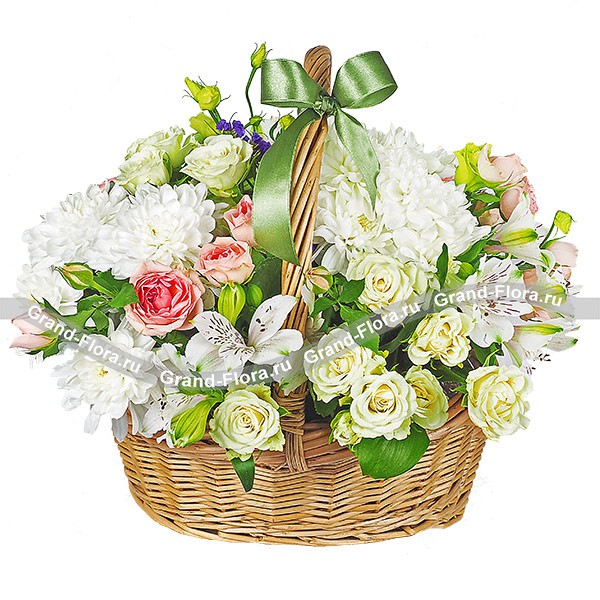 Заманчивая нежность – букет из кустовых хризантем и роз, альстромерий и эустом