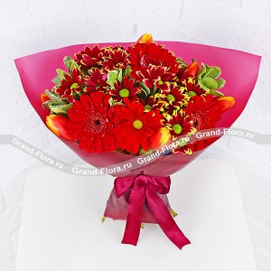 Звездопад - букет с красными герберами и тюльпанами